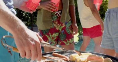 İçkili arkadaş grupları yazın bilardoda bbq yer. Ev kavramında arkadaşlık ve kaliteli zaman geçirme.