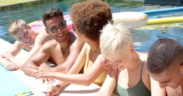 Boldog Változatos Barátok Beszélgetnek Vízben Medencés Bulin Nyáron Barátság Minőségi — Stock videók