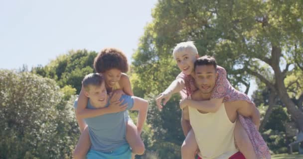 Yazın Bahçede Oynayan Mutlu Arkadaş Grubunun Portresi Kavramında Arkadaşlık Kaliteli — Stok video