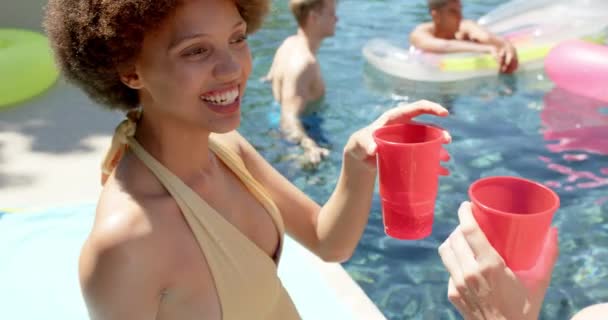 Feliz Grupo Diverso Amigos Con Inflables Bebidas Fiesta Piscina Verano — Vídeos de Stock