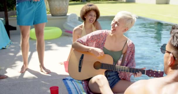 Щаслива Різноманітна Група Друзів Які Грають Гітарі Вечірці Біля Басейну — стокове відео