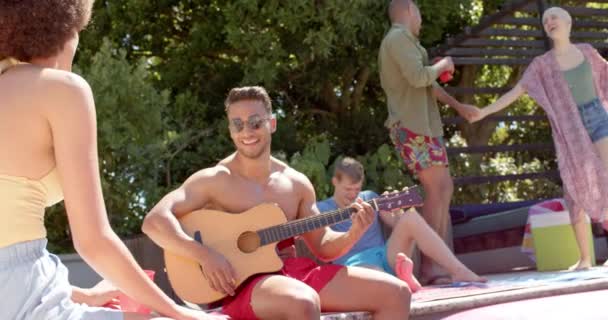 Щаслива Різноманітна Група Друзів Напоями Які Грають Гітарі Вечірці Басейну — стокове відео