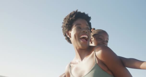 Boldog Afro Amerikai Anya Lánya Játszik Parton Lassított Felvételen Minőségi — Stock videók