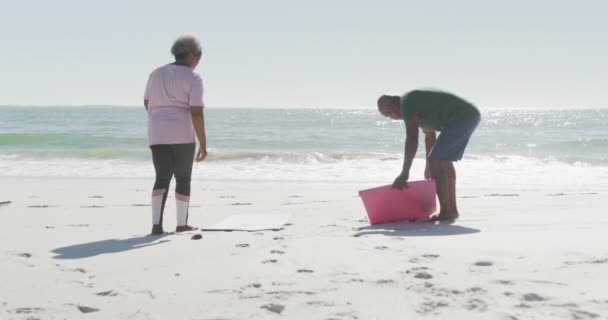 Happy Senior African American Couple Placing Yoga Mats Beach Slow — Stock Video