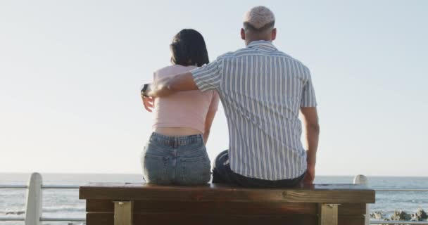 Heureux Couple Biracial Assis Sur Banc Embrassant Sur Promenade Ralenti — Video