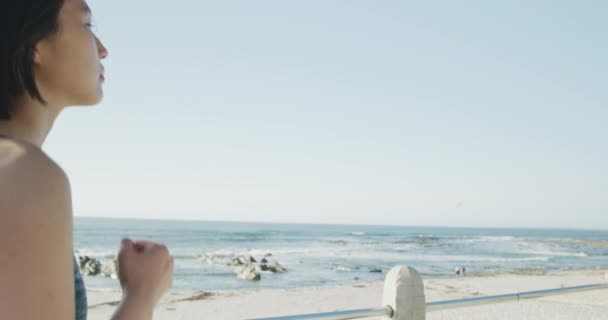 Счастливая Расовая Женщина Бегает Набережной Пляже Замедленной Съемке Здоровье Фитнес — стоковое видео