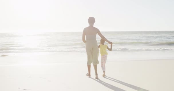 Счастливые Африканские Американские Мать Дочь Идущие Пляже Замедленной Съемке Проведение — стоковое видео