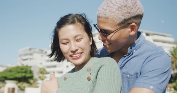 Heureux Couple Biracial Embrassant Sur Promenade Ralenti Concept Détente Romance — Video