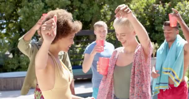 Gelukkig Gevarieerde Groep Vrienden Die Barbecueën Dansen Het Zwembad Feest — Stockvideo