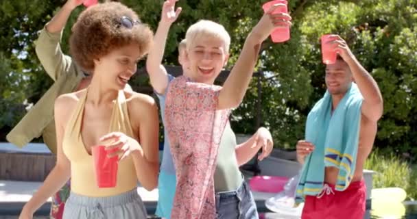 Mutlu Bir Grup Arkadaş Yazın Havuz Partisinde Barbekü Yapıp Dans — Stok video