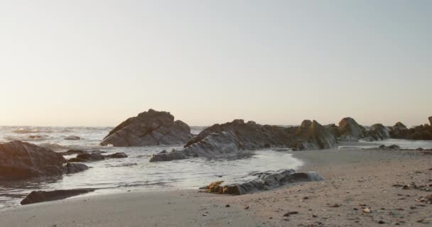 Plażowy Krajobraz Morzem Skałami Błękitnym Niebem Zachodzie Słońca Zwolnionym Tempie — Wideo stockowe