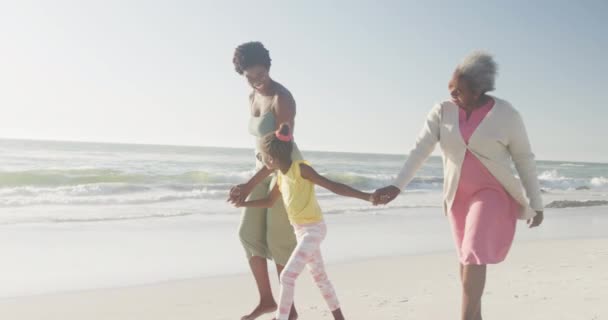 Счастливая Африканская Американская Бабушка Мать Дочь Идущие Пляже Замедленной Съемке — стоковое видео