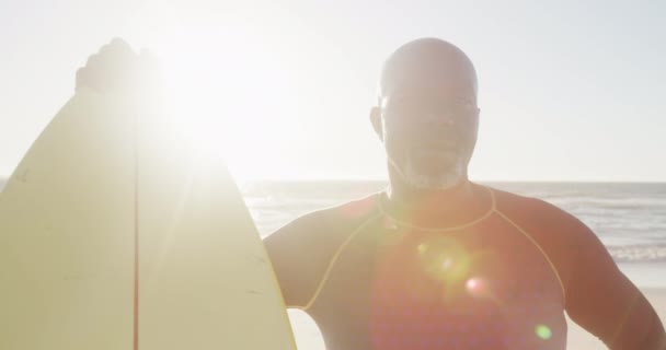 Retrato Afro Americano Feliz Segurar Pranchas Surf Praia Câmara Lenta — Vídeo de Stock