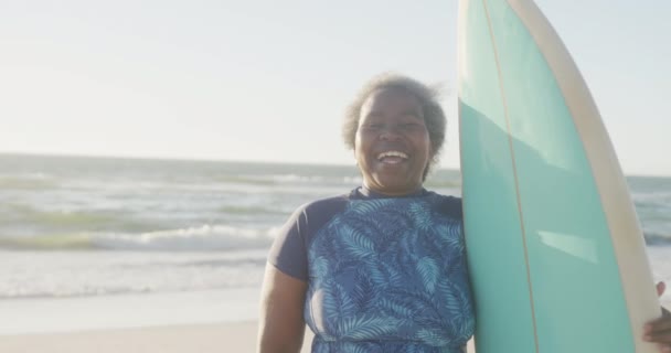 ภาพของหญ งสาวชาวแอฟร นอเมร ความส อกระดานโต ชายหาดในการเคล อนไหวช เวลาท ณภาพ การเกษ — วีดีโอสต็อก