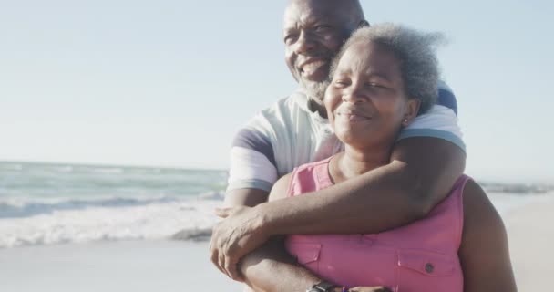 Heureux Couple Afro Américain Senior Embrassant Plage Ralenti Passez Temps — Video