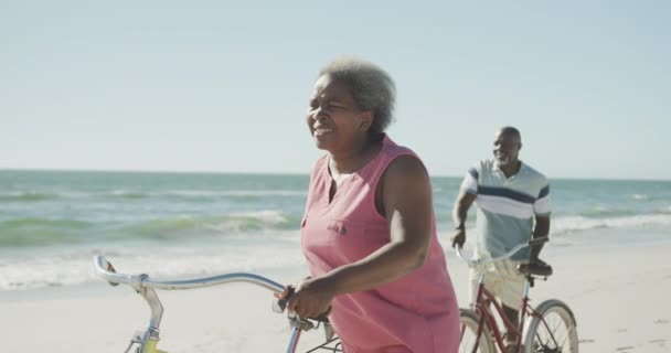 Feliz Pareja Afroamericana Mayor Caminando Con Bicicletas Playa Cámara Lenta — Vídeos de Stock