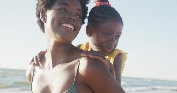 아프리카 미국인 어머니와 해변에서 슬로우 모션으로 포옹하고 있습니다 개념을 사용하는 — 비디오