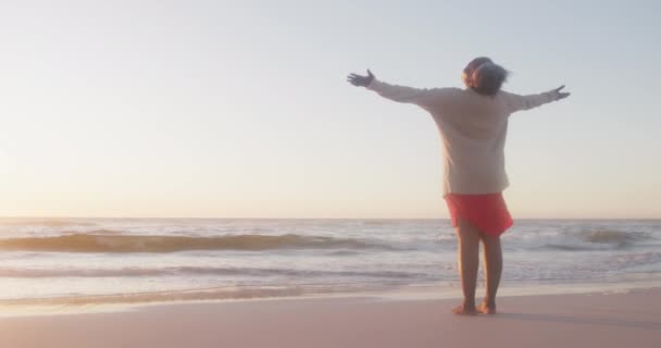快乐的资深非洲裔美国女人在海滩张开双臂 慢动作 有复制的空间 花费高质量的时间 生活方式 退休和度假概念 — 图库视频影像