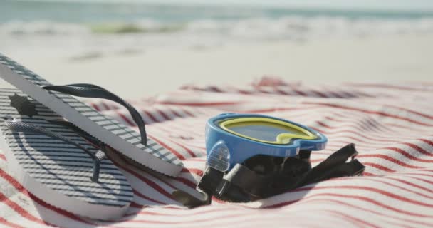 해변에서 고글을 물갈퀴와 타월을 천천히 공간으로 덮는다 — 비디오