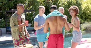 Yazın havuz partisinde barbekü yapan ve dans eden mutlu arkadaş grubunun portresi. Ev kavramında arkadaşlık ve kaliteli zaman geçirme.