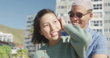 Çifte kumsalda gülümseyen ve bisiklete binen mutlu bir çift. Kaliteli zaman, yaşam tarzı ve tatil kavramı harcamak.