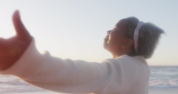 快乐的资深非洲裔美国女人在海滩张开双臂 动作缓慢 花费高质量的时间 生活方式 退休和度假概念 — 图库视频影像