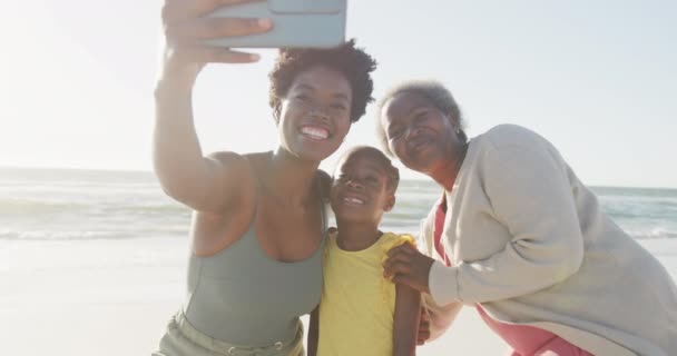 Šťastná Africká Americká Babička Matka Dcera Berou Selfie Pláž Zpomaleném — Stock video