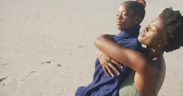 Счастливые Африканские Американские Мать Дочь Обнимаются Пляже Замедленной Съемке Копировальным — стоковое видео
