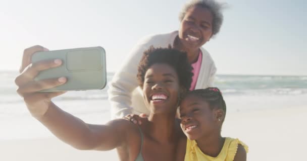 Feliz Abuela Afroamericana Madre Hija Tomando Selfie Playa Cámara Lenta — Vídeos de Stock