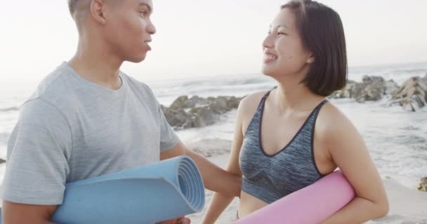 Heureux Couple Biracial Tenant Des Tapis Yoga Plage Ralenti Style — Video