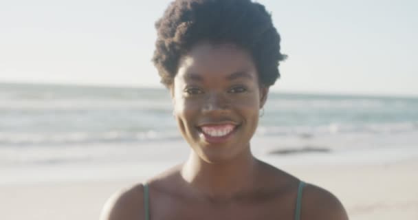 Retrato Feliz Mujer Afroamericana Sonriendo Playa Cámara Lenta Pasar Tiempo — Vídeos de Stock