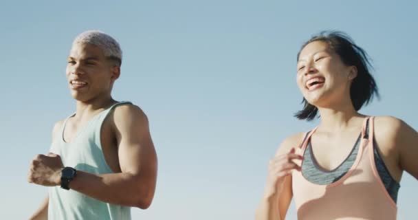 Gelukkige Biraciale Koppel Loopt Promenade Slow Motion Gezondheid Fitness Romantiek — Stockvideo