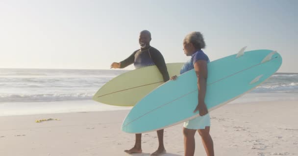 Feliz Pareja Afroamericana Mayor Caminando Sosteniendo Tablas Surf Playa Cámara — Vídeos de Stock