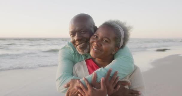 Portrét Šťastného Staršího Afroamerického Páru Objímajícího Pláži Zpomaleném Filmu Trávení — Stock video