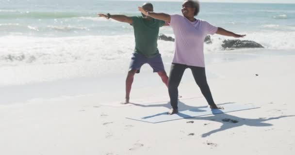 Feliz Pareja Afroamericana Senior Haciendo Yoga Estirándose Playa Cámara Lenta — Vídeos de Stock