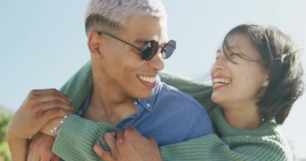 Heureux Couple Biracial Embrassant Sur Promenade Ralenti Concept Détente Romance — Video