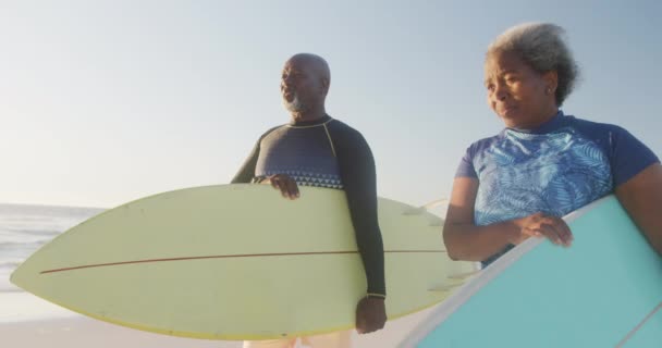 Feliz Pareja Afroamericana Mayor Caminando Sosteniendo Tablas Surf Playa Cámara — Vídeos de Stock