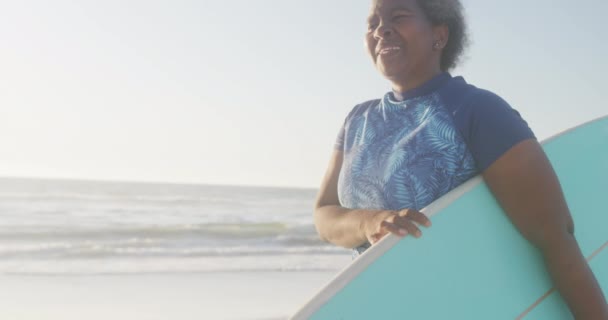 Happy Senior African American Woman Walking Holding Surfboard Beach Slow — Stock Video