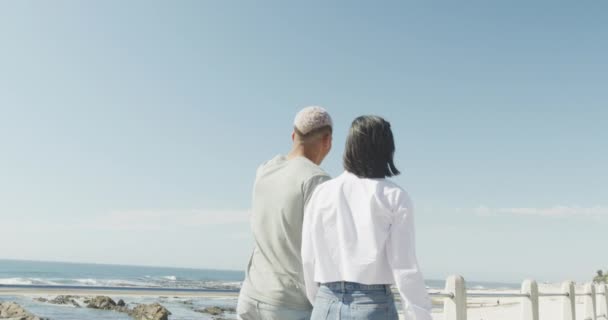 Lyckliga Biracial Par Tillsammans Och Hålla Händerna Strandpromenaden Slow Motion — Stockvideo