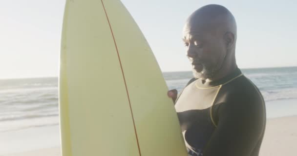 Szczęśliwy Starszy Afrykanin Trzymający Deskę Surfingową Plaży Zwolnionym Tempie Spędzanie — Wideo stockowe