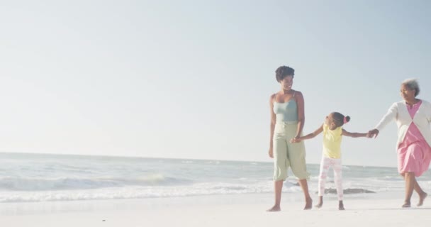 Счастливая Африканская Американская Бабушка Мать Дочь Гуляющие Пляжу Замедленной Съемке — стоковое видео