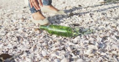 Kıdemli Afro-Amerikan çift plajı temizliyor, yavaş çekim. Kaliteli zaman, yaşam tarzı, tatil ve emeklilik.