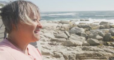 Deniz kenarında gezinen mutlu kıdemli Afrikalı Amerikalı kadın portresi. Kopya alanı, ağır çekim. Kaliteli zaman, yaşam tarzı, tatil ve emeklilik.