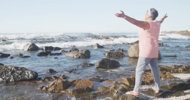 资深的非洲裔美国女人在海滩上张开双臂 复制空间 慢动作 花费高质量的时间 生活方式 假期和退休 — 图库视频影像