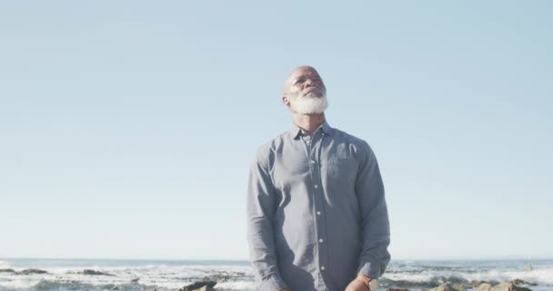 年长的非洲裔美国人在海滩张开双臂 动作缓慢 花费高质量的时间 生活方式 假期和退休 — 图库视频影像