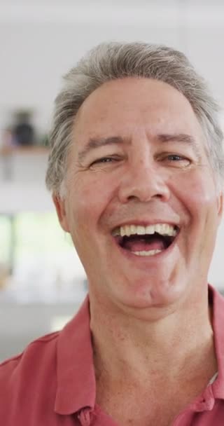 Vídeo Vertical Homem Caucasiano Sênior Feliz Tendo Videochamada Câmera Lenta — Vídeo de Stock