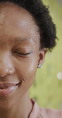 Ağır çekimde mutlu Afro-Amerikan kadının dikey portresi.. 