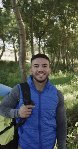 Ormanda Sırt Çantalı Ağır Çekimde Çift Irklı Bir Adamın Dikey — Stok video