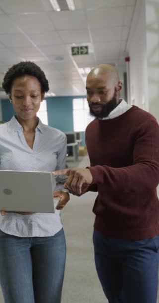 Verticale Video Van Gelukkige Afro Amerikaanse Zakenmensen Die Laptop Gebruiken — Stockvideo