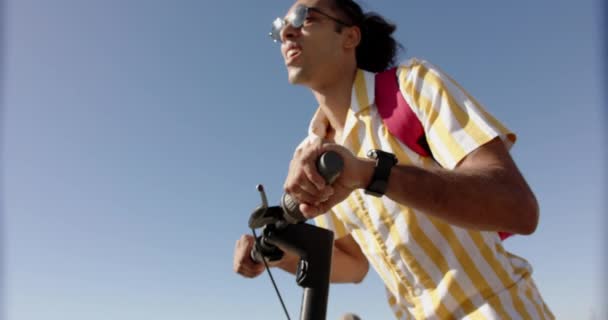 Lycklig Biracial Man Med Scooter Vid Strandpromenaden Vid Havet Slow — Stockvideo
